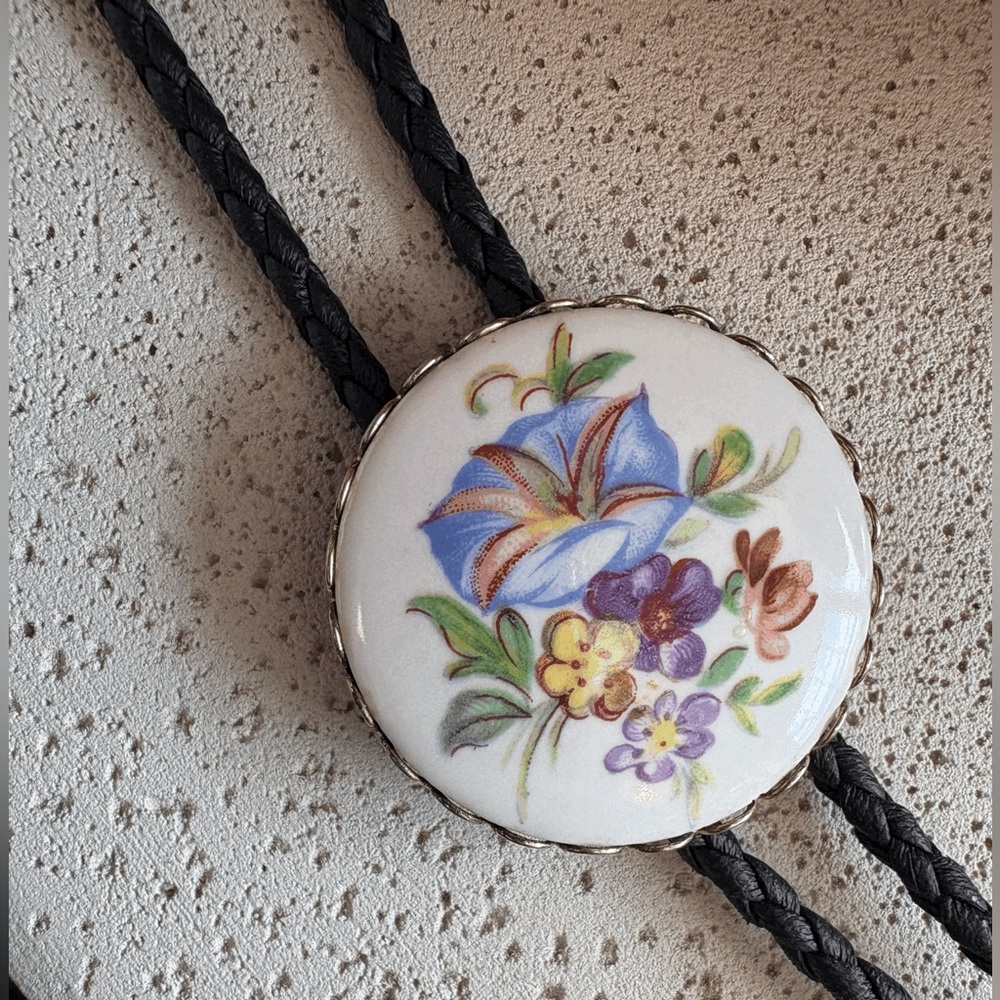 Bolo Tie: Floral Pendant